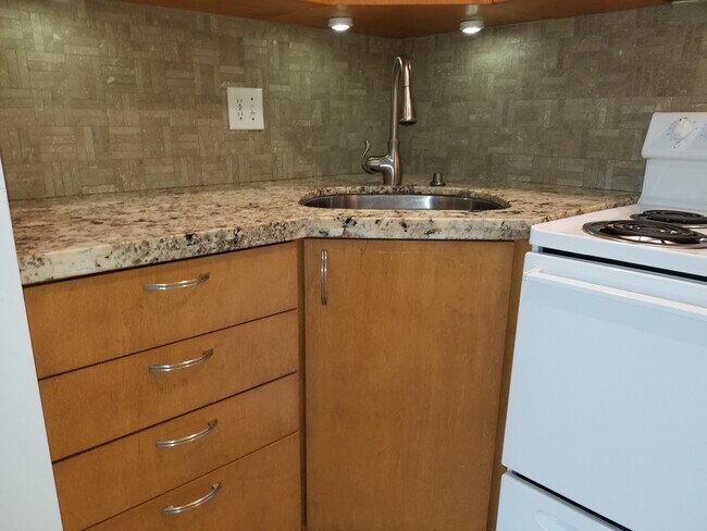 Foto del edificio - 280 S Cypress Rd