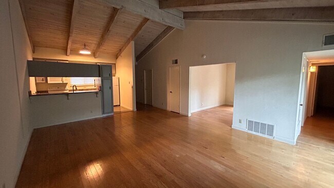 Building Photo - 300 Avila Ct
