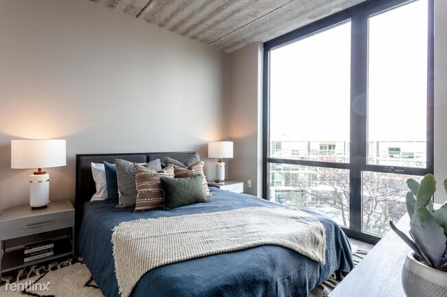 Building Photo - Studio, 1 bath  - 1640 W Division St Apt 1408