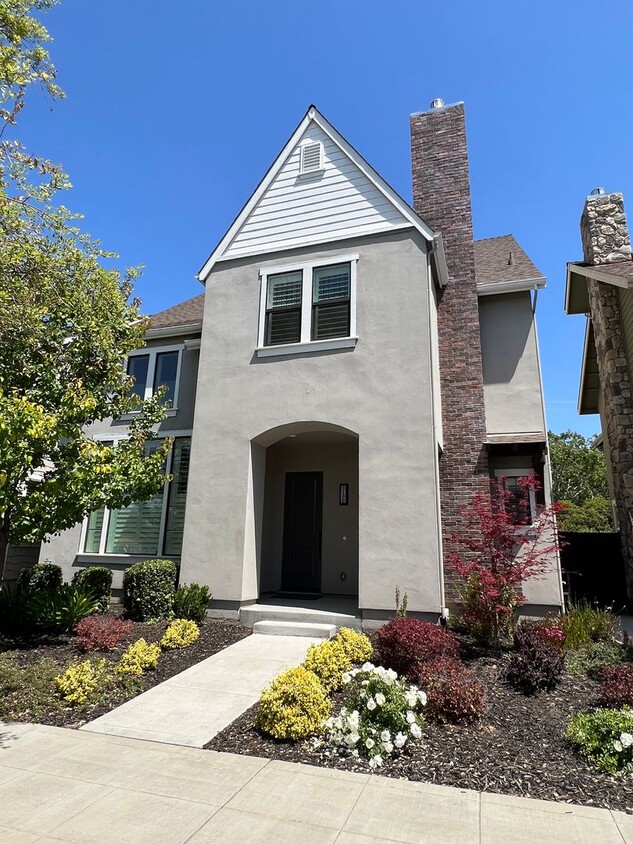 Foto principal - 3 bedroom | 2.5 bathroom | Crocker Village...
