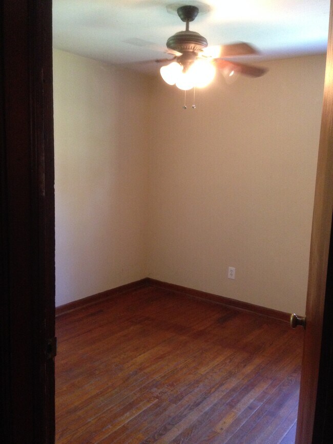 Rear bedroom - 214 E Vermilya Ave