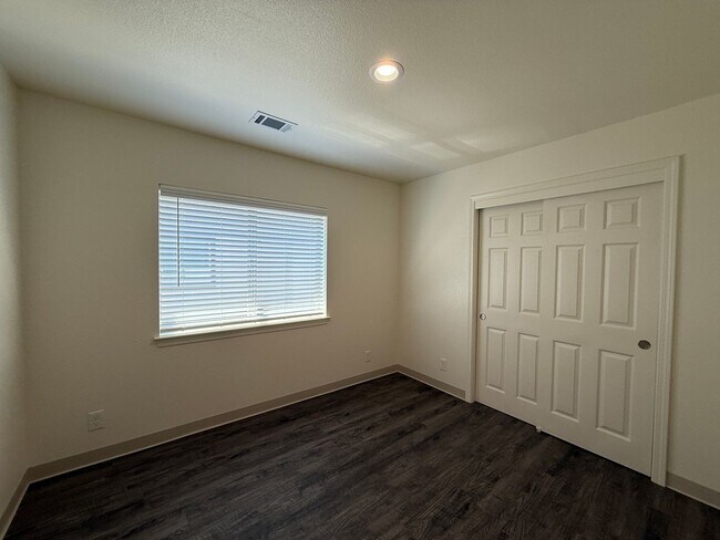 Building Photo - Free Month of Rent for Move in before Dec 1st - Brand New Upstairs 3 Bedroom Apartment