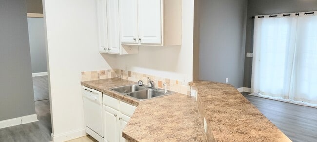 Kitchen - view 3 - 2041 Silvercrest Drive