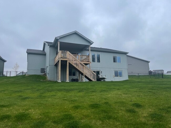 Building Photo - Large Home in Bellevue for Rent!