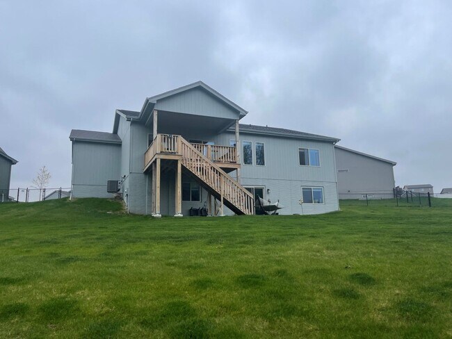 Foto del edificio - Large Home in Bellevue for Rent!