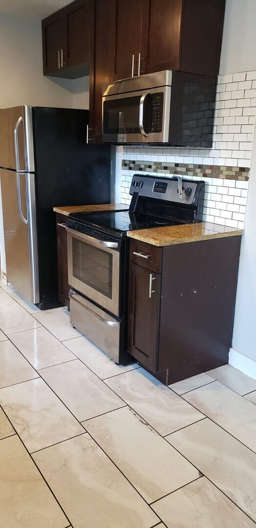 Foto del edificio - 3/2 COMING AVAILABLE!