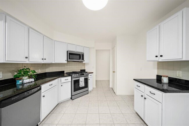 Building Photo - 8010 Golf Green Cir