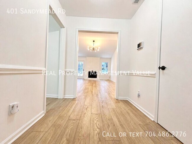 Building Photo - 401 Sandymead Rd