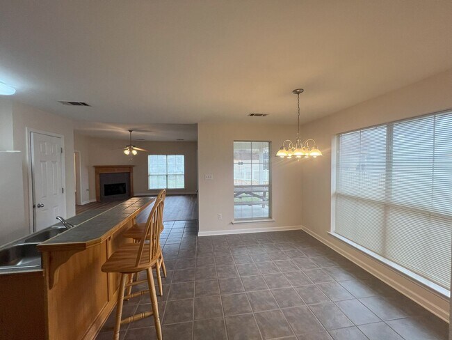 Building Photo - Beautiful Well Maintained home in South Point