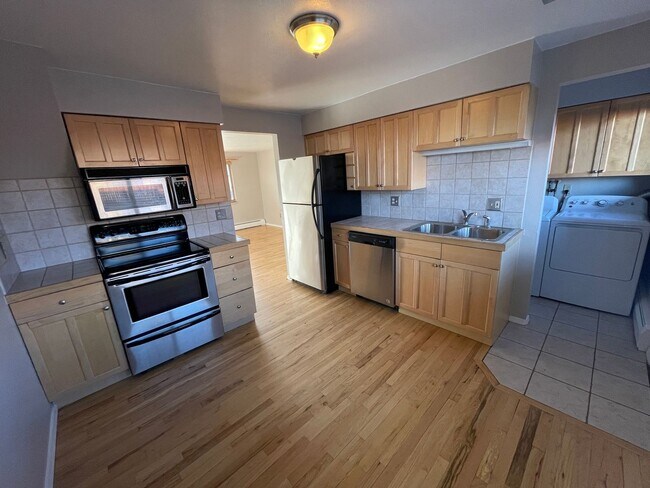 Foto del edificio - Great Golden Location for 2-Bed, 1.5 Bath Condo with 2-Off Street Parking Spaces - Private Yard!