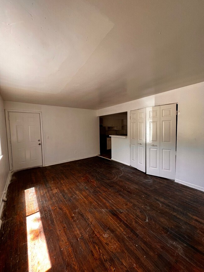 Foto del edificio - 128 Clinton Springs Ave