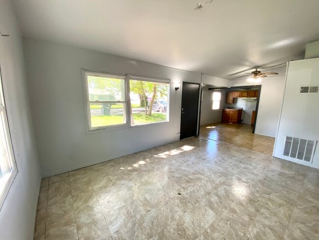 Building Photo - 619 Plum St