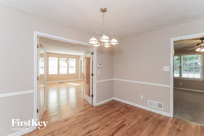 Building Photo - 2835 Twin Springs Dr