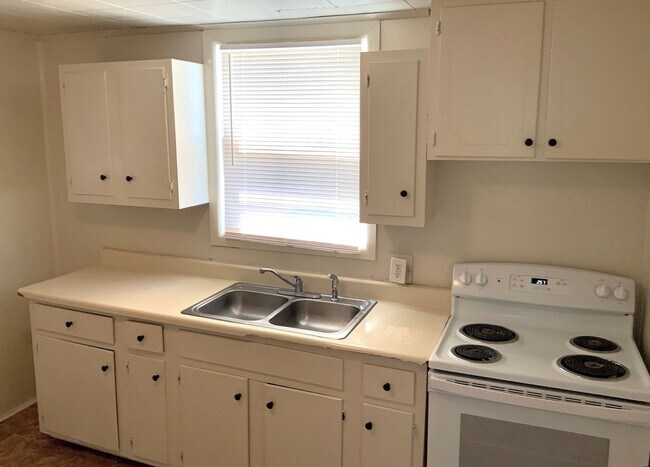 Foto del edificio - 3 Bed, 1 Bath House - Home OFFICE!!