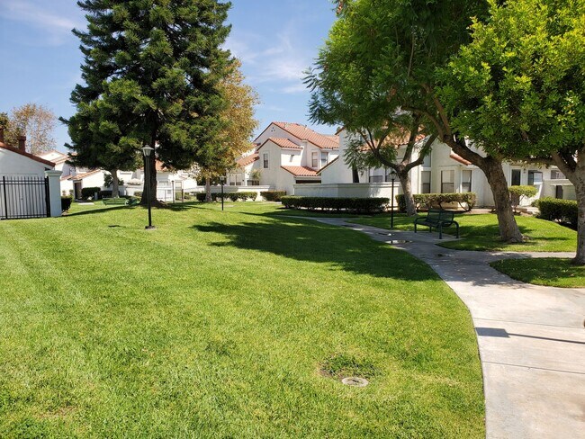 Foto del edificio - 9765 Alburtis Ave