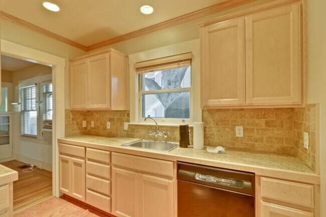 Foto del edificio - 2 Bed, 2 Bath Craftsman Style Home by Down...