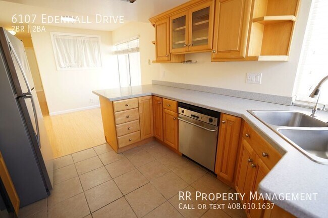 Building Photo - Conveniently Located Townhome in Beautiful...