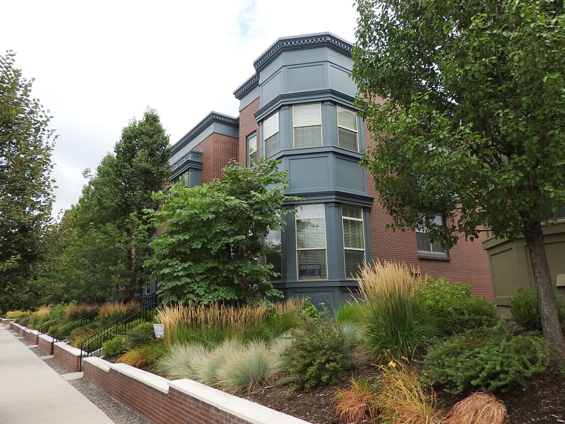 Primary Photo - Central Park Home For Rent! Corner Unit!