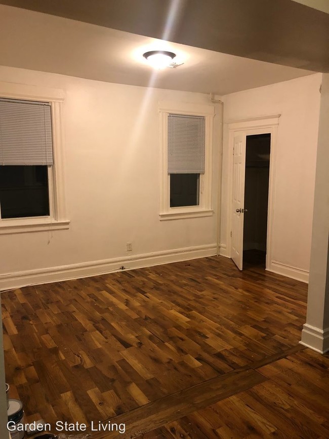 Foto del edificio - 72 Columbia Ave