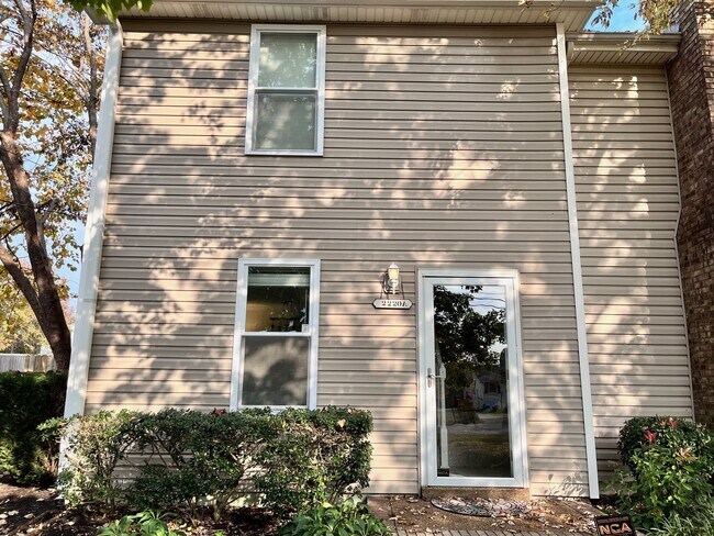 Foto del edificio - 2220A Cabin Hill Rd