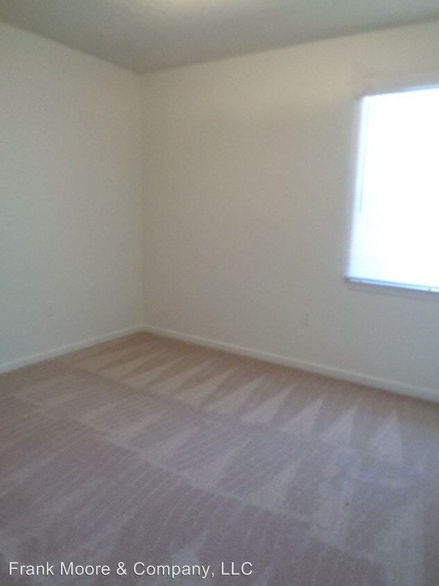 Building Photo - 13 Oak Forest Ln
