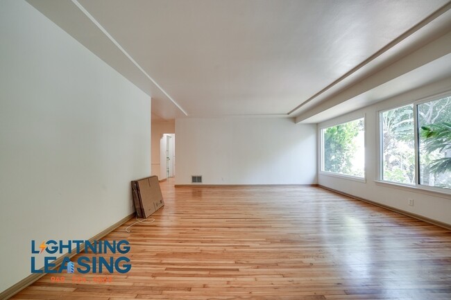 Building Photo - Stylish and Modern Living in the Heart of ...