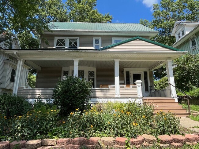 Foto del edificio - Large Four Bedroom Home