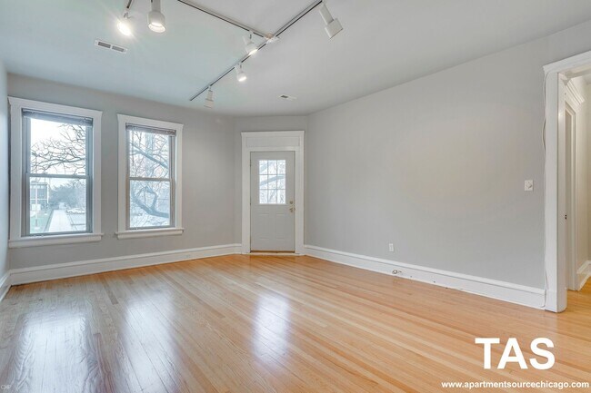 Building Photo - 4116 N Clarendon Ave
