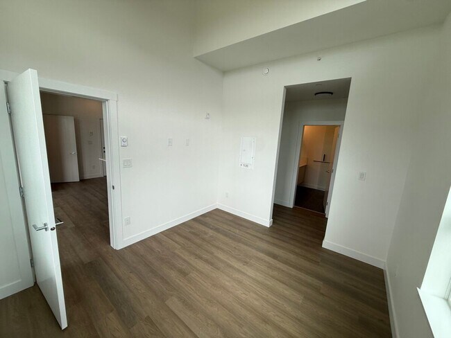 Photo du bâtiment - Beautiful Top Floor Corner Condo