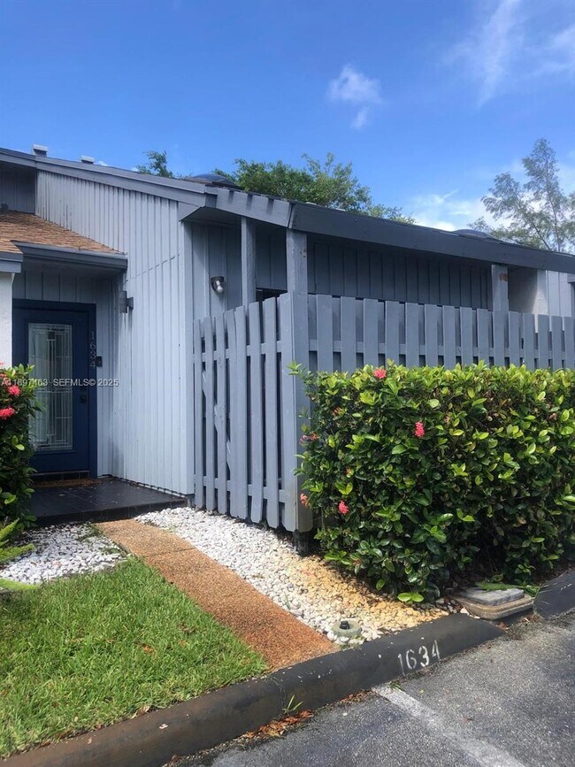 Foto del edificio - 1634 N 15th Terrace