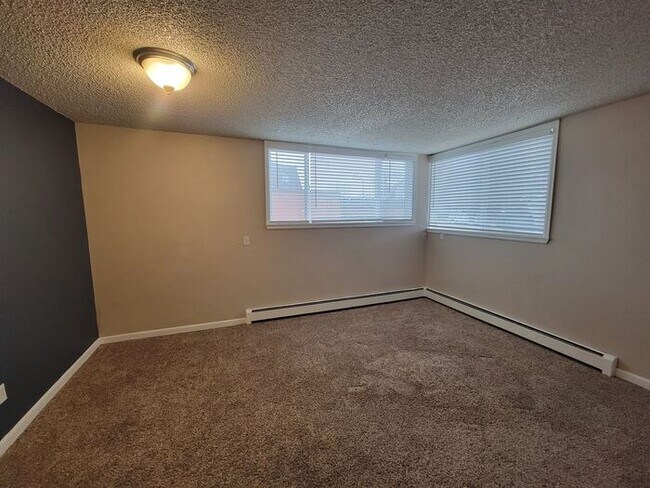 Foto del edificio - Recently Upgraded 2 Bedroom Apt Near Horse...