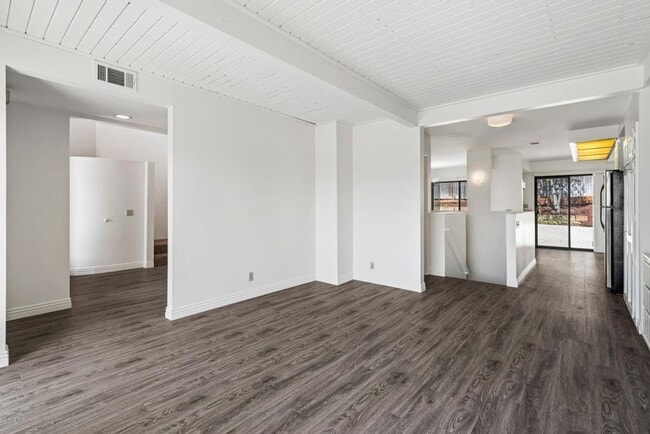 Building Photo - Hillside Hideaway in Thousand Oaks