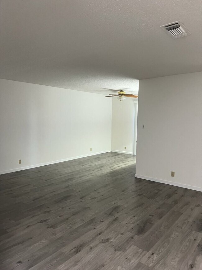 Foto del edificio - Charming 3-Bedroom Townhome in Desirable G...