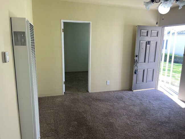 Building Photo - Wonderful 1 Bedroom 1 Bath Bungalow Unit located near downtown Oxnard