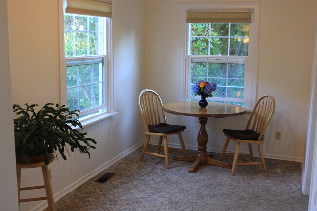 Comedor - 1103 Brawne Avenue NW