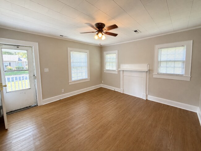 Foto del edificio - Two bedroom, 1 bath house in Burlington