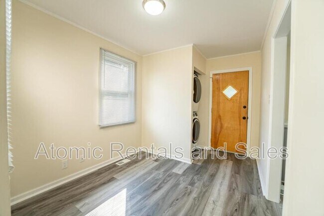 Building Photo - 3258 Sutherland Ave