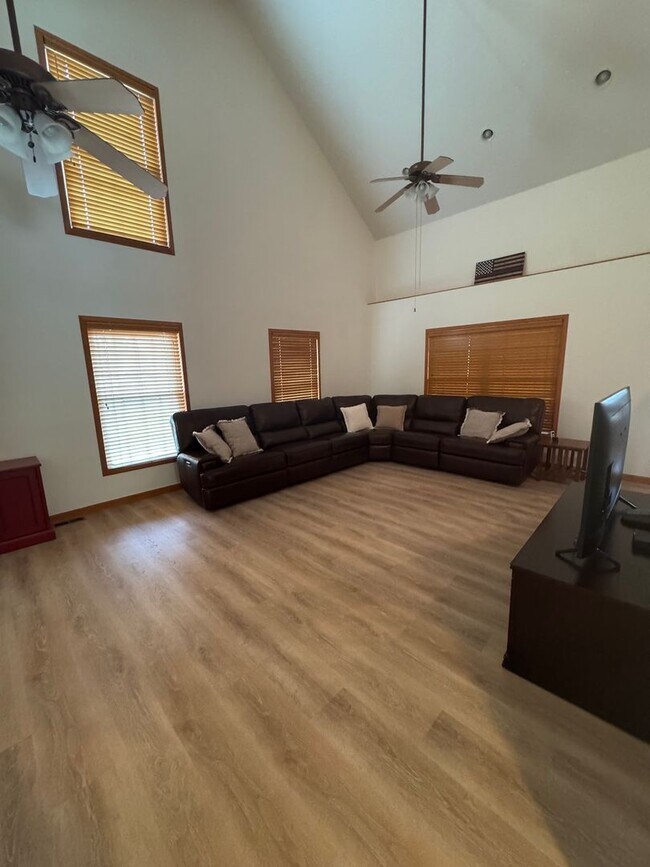Building Photo - Maynardville 37807 - 3 bedroom, 2 bath home with a 3-car garage on 5 acres - Contact Lisa Vineyar...