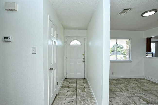 Foto del edificio - 301 Fawnfield Dr