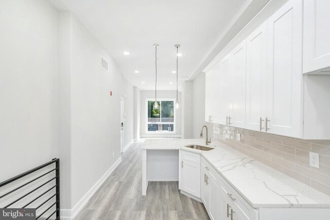 Building Photo - 103 E Duval St