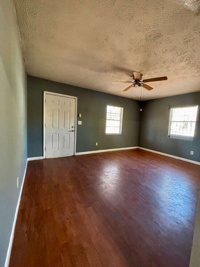 Foto del edificio - 1360 W 21st St