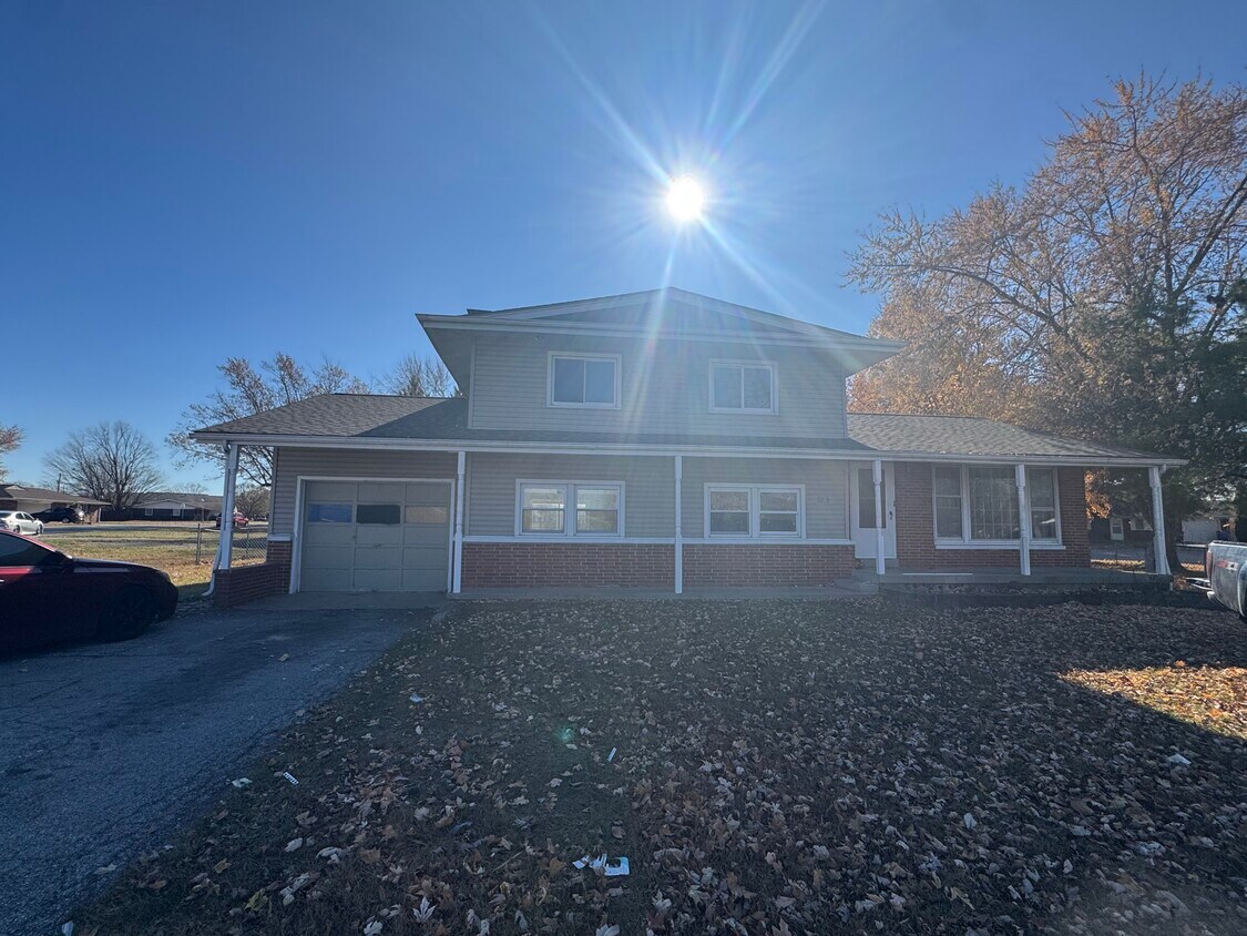 Foto principal - 2215 Saratoga Ave