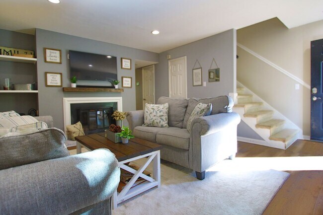 Building Photo - UPDATED CONDO IN THE HEART OF BRENTWOOD . ...