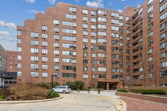 Building Photo - 801 S Plymouth Ct