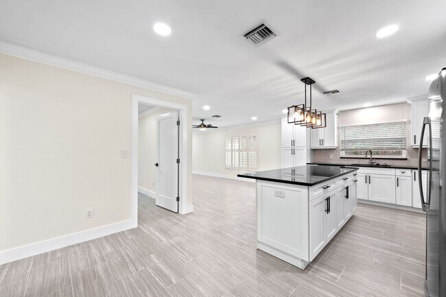 Foto del edificio - Naples Park - 3 Bedroom, 2 Bathroom - Annual Rental