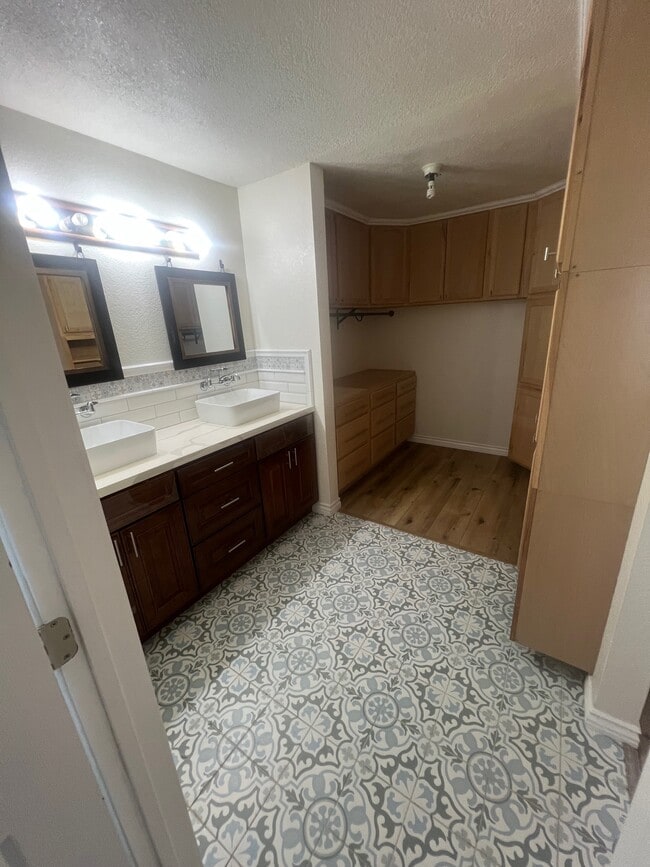 Foto del edificio - 7246 Rock Canyon Dr