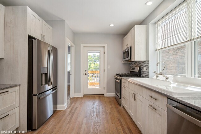 Building Photo - 5915 N Artesian Ave