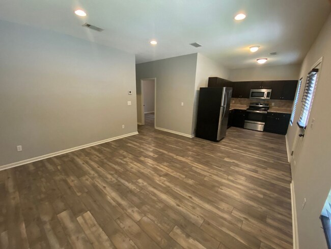 Building Photo - 406 Shady Pk Cv