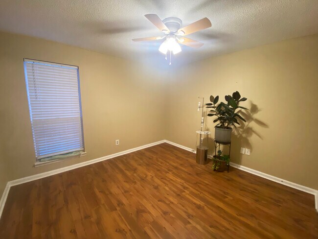 Foto del edificio - 513 Granville Ct