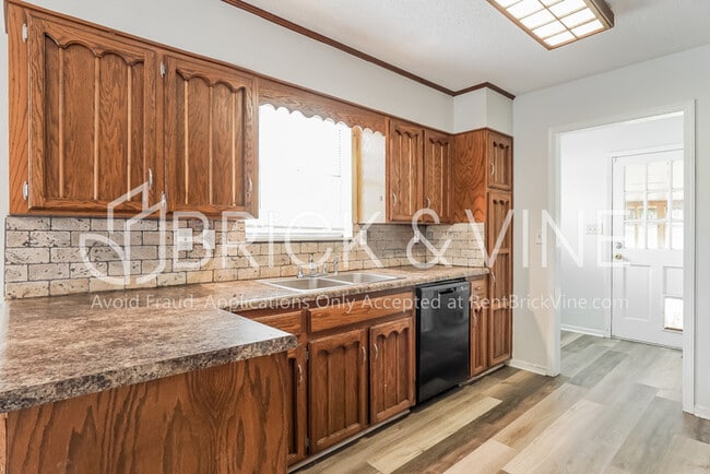 Foto del edificio - 2228 Cedarcrest Dr